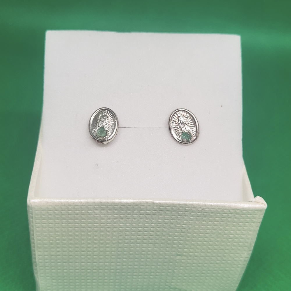 925 silver earrings of the virgen with colombian natural emerald